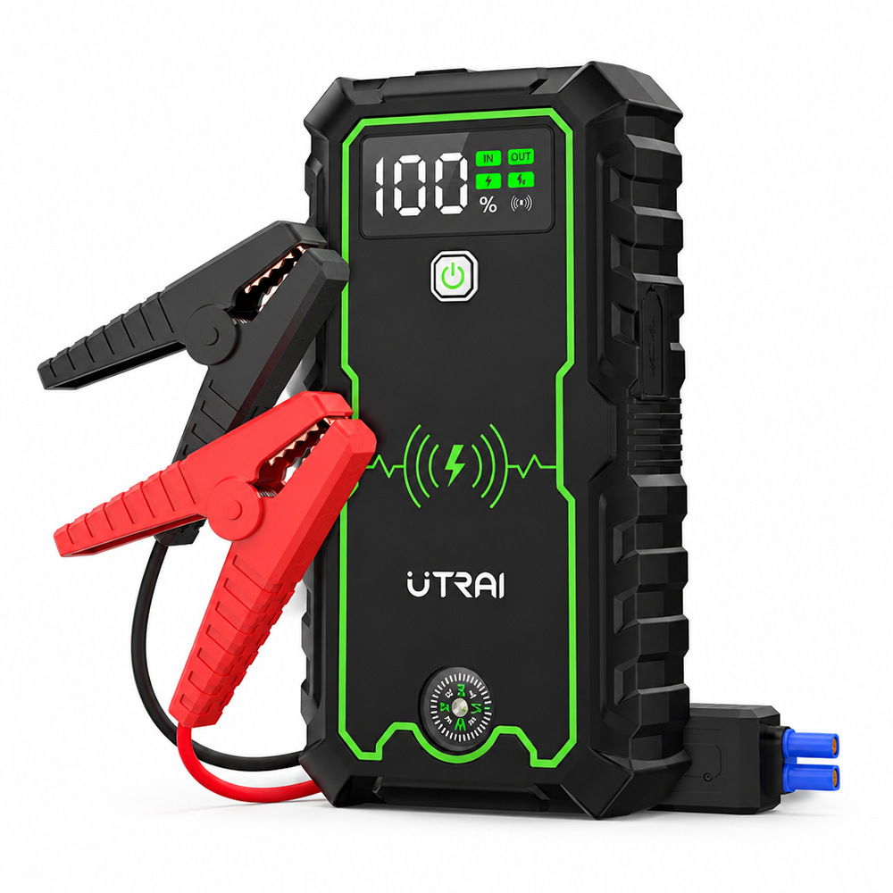 Powerbank rozruchowy z klemami na białym tle